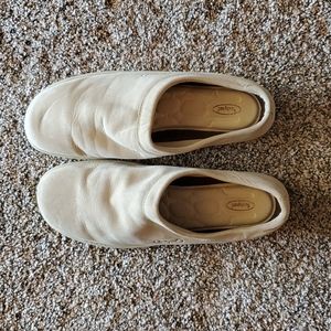 Women's Rockport leather shoes. Sz 8w in a Tan/Cream color.